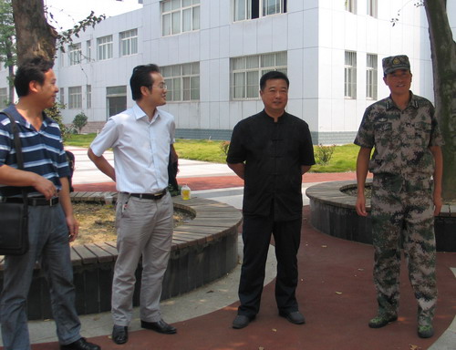 与军训教官交流.jpg