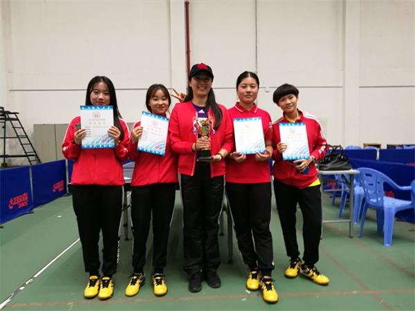 指导教师赵玉巧和女子团体队员.jpg